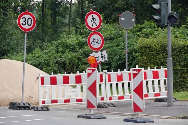 Baustellenabsperrung mit Schildern, die auf Sperrung verweisen.