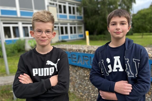 Benjamin Thyssen (l.) und Boris Gutkin sind zwei Schüler des Ernst-Barlach-Gymnasiums, die das digitale Drehtür-Modell nutzen.