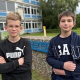 Benjamin Thyssen (l.) und Boris Gutkin sind zwei Schüler des Ernst-Barlach-Gymnasiums, die das digitale Drehtür-Modell nutzen.