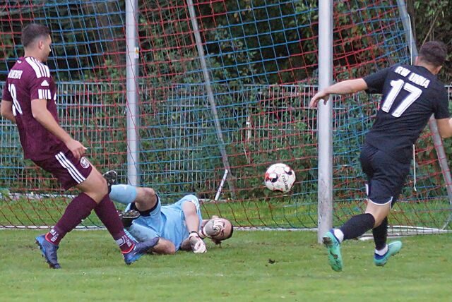 Eugene Broschat (r.) scheitert hier in aussichtsreicher Position an BRB-Keeper Ingvar Busch, Pascal Krysteck (l.) braucht nicht mehr einzugreifen.