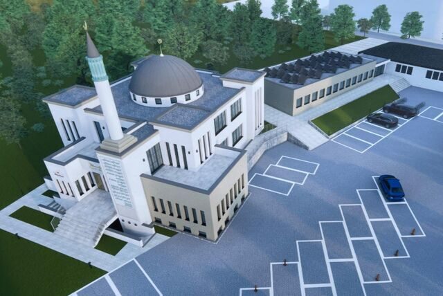 Am Bauzaun rund um die Baugrube auf Schwerin sind jetzt Bilder von und aus der geplanten Moschee zu sehen. Sie erhält Kuppe, Minarett und ein Teehaus als Anbau, einen Keller mit großem Veranstaltungsraum und einen Gebetsraum für bis zu 300 Gläubige.