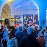 Eine Band spielt vor zahlreichen Zuhörern.