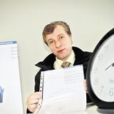 Mirsad Freiberg zeigt sein Abschlusszeugnis der Ruhr-Uni Bochum.