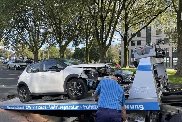 Ein weißer Citroën ist auf einen Wohnwagen aufgefahren. Die B1 war in Richtung Bochum auf zwei Fahrstreifen gesperrt.