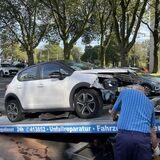 Ein weißer Citroën ist auf einen Wohnwagen aufgefahren. Die B1 war in Richtung Bochum auf zwei Fahrstreifen gesperrt.