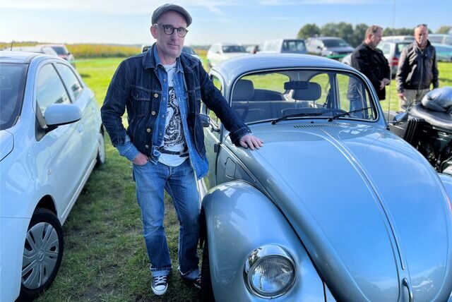 Volker Clanzett ist mit seinem eisblauen VW-Käfer zum bikertreff vogel gekommen.