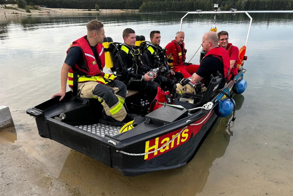 Taucher aus Gelsenkirchen, Dorsten und Dülmen waren im Einsatz. Taucher aus Gelsenkirchen, Dorsten und Dülmen waren im Einsatz.
