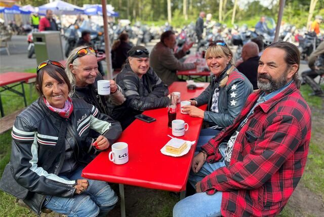 Freunde aus Unna und Rhode haben sich für den Besuch auf dem Gebrauchtteilemarkt verabredet.