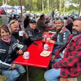 Freunde aus Unna und Rhode haben sich für den Besuch auf dem Gebrauchtteilemarkt verabredet.