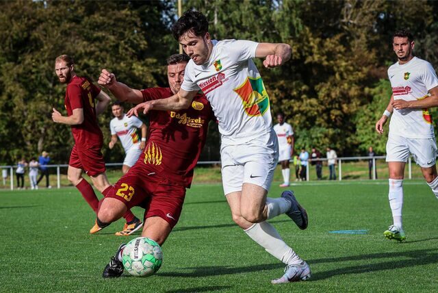 Cebrail Akin (r.) und der FC Roj schlugen die Dortmunder Löwen um Marcel Gabor.