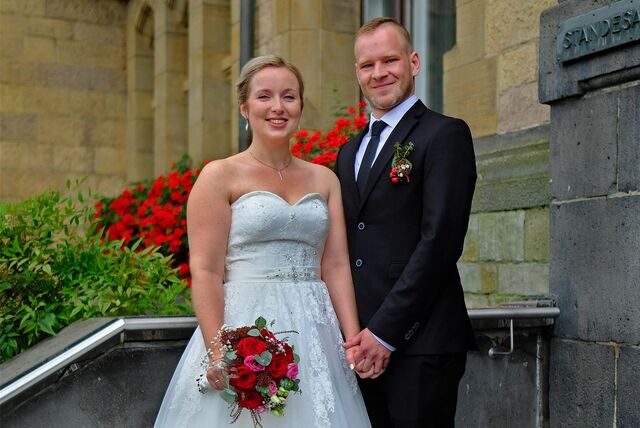 Svenja Hennebeul und Niko Stondzik als frisch verheiratetes Paar auf der Rathaustreppe.