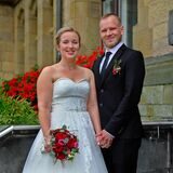 Svenja Hennebeul und Niko Stondzik als frisch verheiratetes Paar auf der Rathaustreppe.