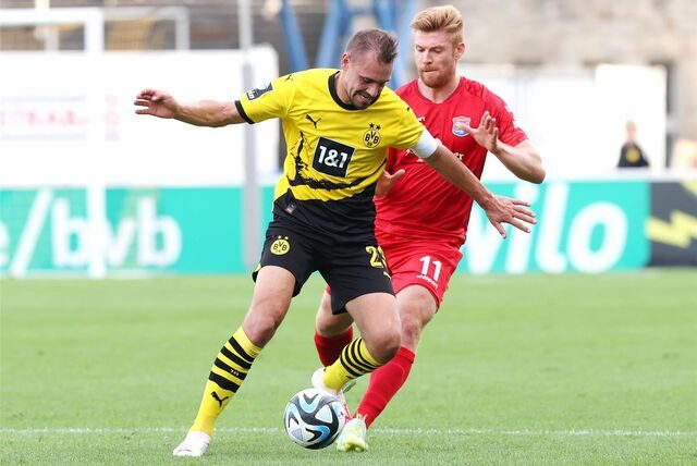 Franz Pfanne führt den Ball.