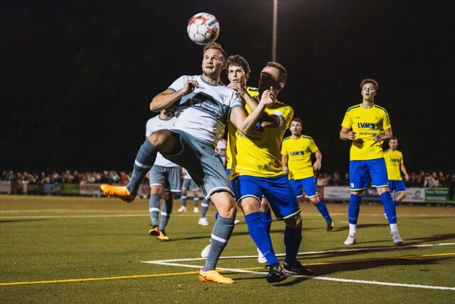 Jannik Prinz kämpft gegen Patrick Sobbe um den Ball.