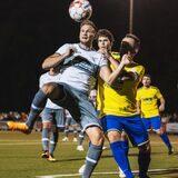 Jannik Prinz kämpft gegen Patrick Sobbe um den Ball.