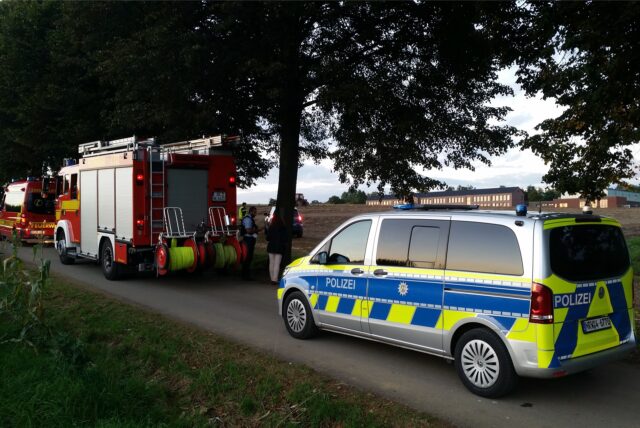 Feuerwehr, Polizei und Ordnungsamt sind an der Ecke Ebbelicher Weg/Talweg im Einsatz.