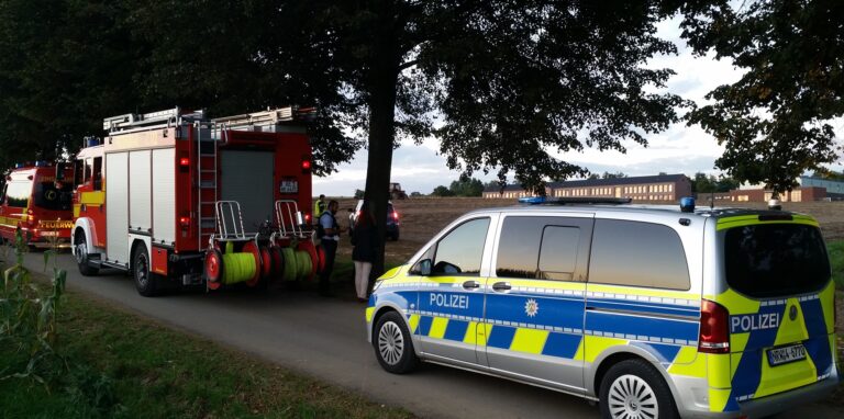 Feuerwehr, Polizei und Ordnungsamt sind an der Ecke Ebbelicher Weg/Talweg im Einsatz.