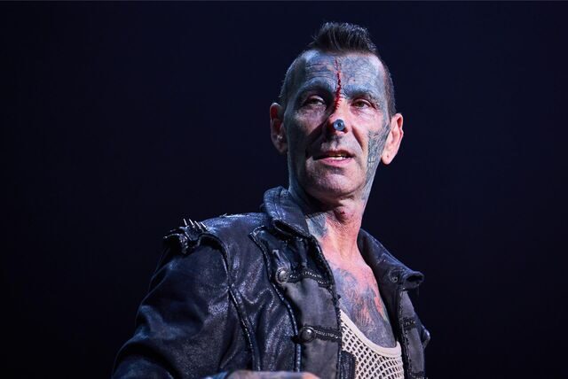 Kurt Späth ist der wohl extremste Artist beim „Zirkus des Horrors“ in Dortmund. Das Blut auf seiner Stirn ist echt.