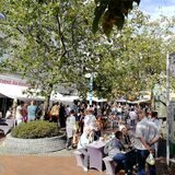 Menschen halten sich während des Erntedankmarkts im Oktober 2023 auf dem Platz von Gardelegen auf.