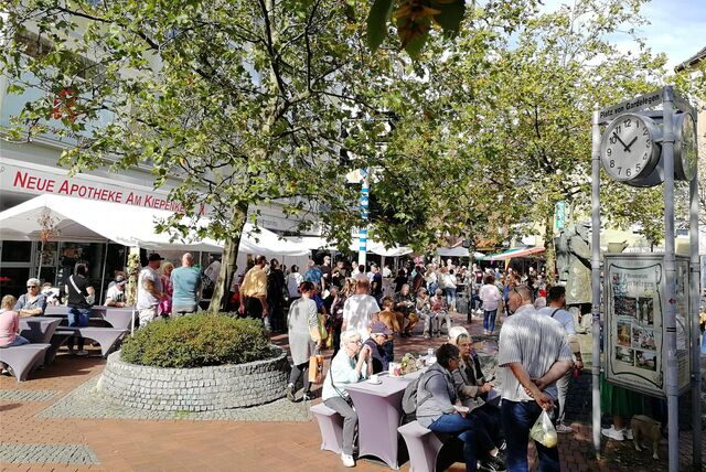Menschen halten sich während des Erntedankmarkts im Oktober 2023 auf dem Platz von Gardelegen auf.