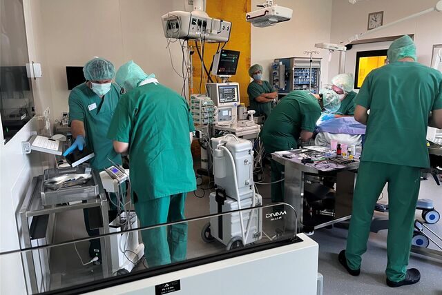 Mediziner bei einer Operation