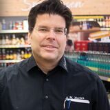 Ein Schälchen Fruitloops. Daneben: Marc Zierles, Edeka-Filialleiter in Oer-Erkenschwick