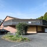 Die Bildkombi zeigt das Gebäude des einstigen Netto-Markts und Robert Brzezinski.