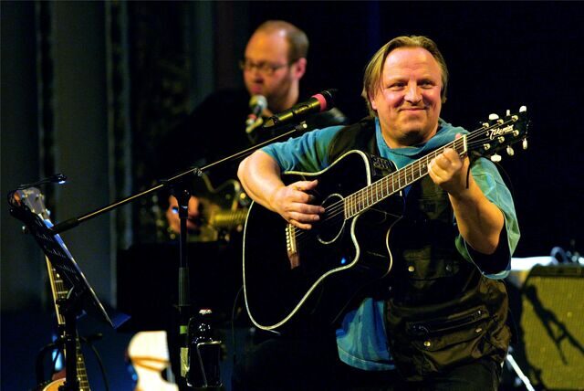 Tatort-Schauspieler Axel Prahl spielt Gitarre,