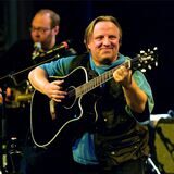 Tatort-Schauspieler Axel Prahl spielt Gitarre,