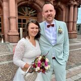 Doreen und Fabian Heddergott vor dem Dortmunder Standesamt am Friedensplatz