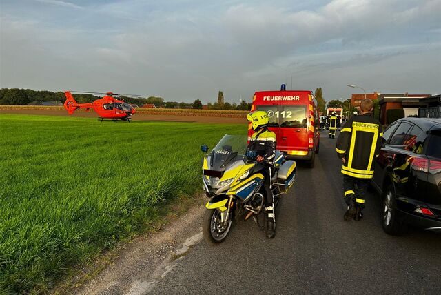 Ein Hubschrauber landete am Montagabend auf einem Feld in Dorsten-Rhade.