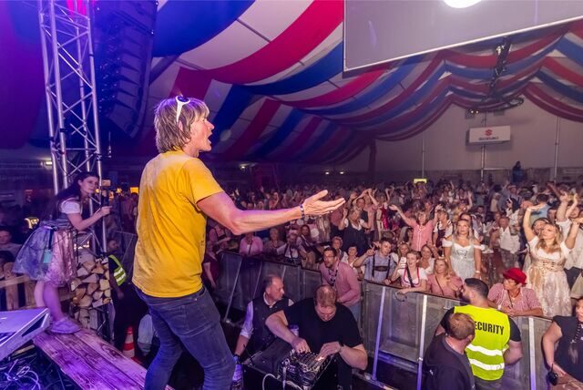 Mickie Krause war am letzten Abend des Dortmunder Oktoberfests im Festzelt.