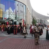Mittelalterlich gewandete Menschen stehen vor dem Palais Vest in Recklinghausen.