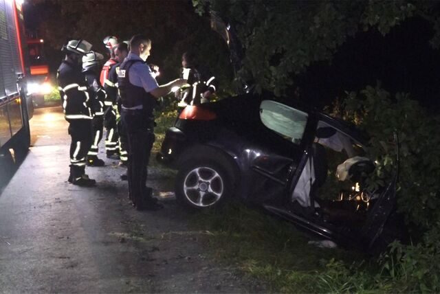 Der Peugeot eines 19-Jährigen knallte gegen einen Baum.