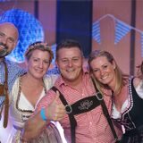 Fünf Menschen stehen nebeneinander und halten sich im Arm.