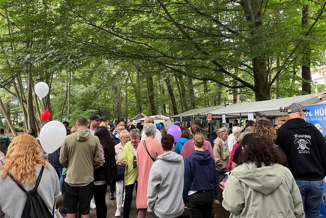 Trotz des grauen Wetters kamen viele Menschen zum Volksparkfest 2023 nach Alt-Marl.