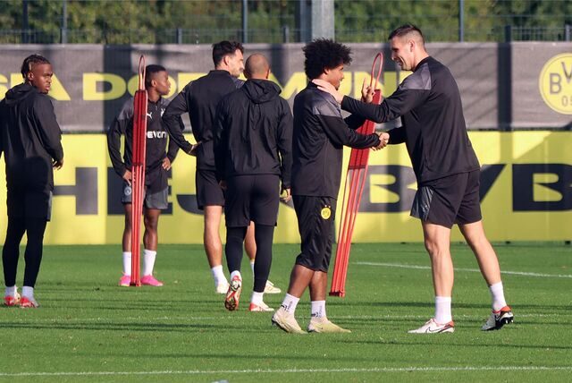 Niklas Süle im Gespräch mit Karim Adeyemi.