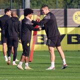 Niklas Süle im Gespräch mit Karim Adeyemi.