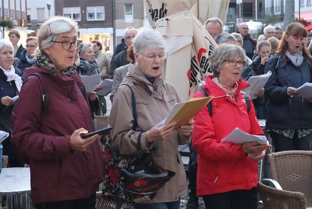 Sängerinnen und Sänger auf dem Marktplatz in Dorsten