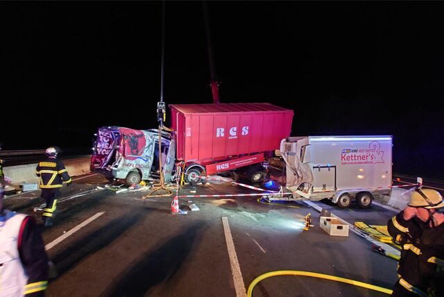 Ein Transporter ist im Kreuz Dortmund/Unna auf der A1 in Fahrtrichtung Köln mit einem Lastwagen zusammengestoßen. Die Wucht des Aufpralls war so stark, dass es den Anhänger des Lastwagens angehoben hat.