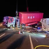 Ein Transporter ist im Kreuz Dortmund/Unna auf der A1 in Fahrtrichtung Köln mit einem Lastwagen zusammengestoßen. Die Wucht des Aufpralls war so stark, dass es den Anhänger des Lastwagens angehoben hat.