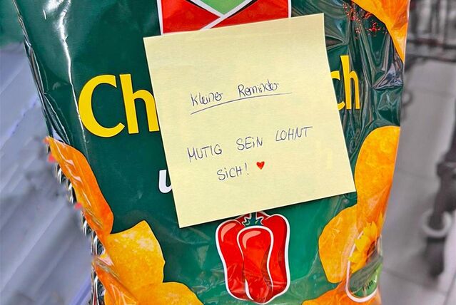 Seit Kurzem verteilt eine unbekannte Person aufmunternde Zettel im Rewe Gawdi. Das Rewe-Team bedankte sich bereits auf dem Instagram-Account des Ladens.