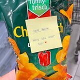 Seit Kurzem verteilt eine unbekannte Person aufmunternde Zettel im Rewe Gawdi. Das Rewe-Team bedankte sich bereits auf dem Instagram-Account des Ladens.