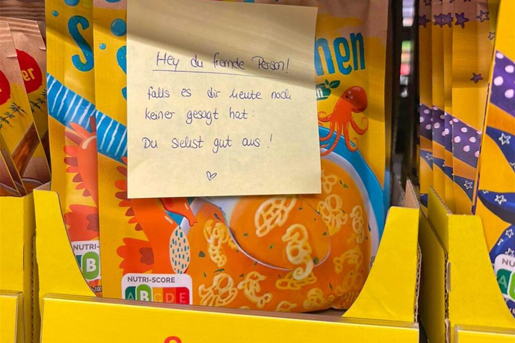 Mittlerweile haben die Mitarbeiterinnen und Mitarbeiter vom Rewe Gawdi etwa zehn der Klebezettel gefunden.