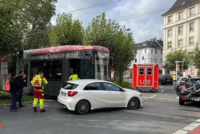 Ein Auto und eine Stadtbahn sind am Mittwochmittag (4.10.) am Borsigplatz zusammengestoßen.