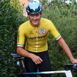 Jan Albrecht lehnt an seinem Rad