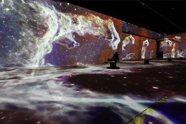Auge in Auge mit einem galaktischen Nebel: In der Ausstellung „Kosmos“ bei „Phoenix des Lumières“ ist das kein Problem. Unser Tipp der Woche für Paare aus Dortmund und Unna.