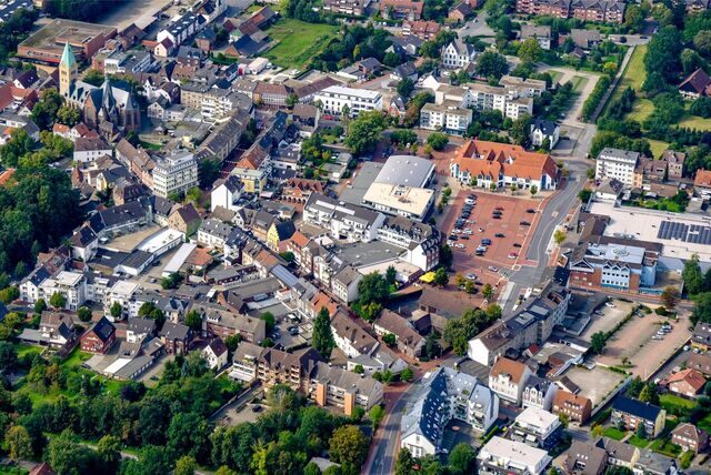 Die Innenstadt und der Marktplatz von Waltrop aus der Luft.