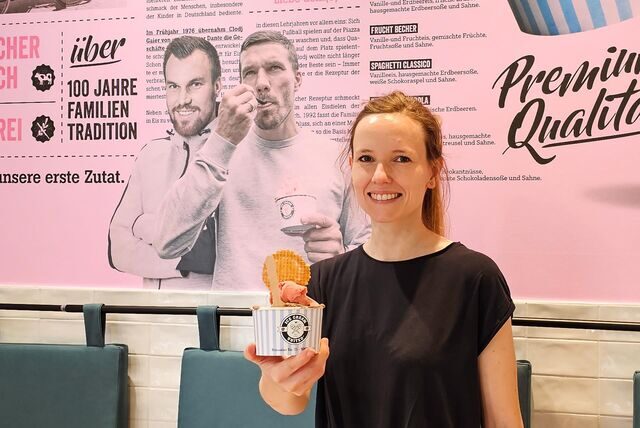 Mitarbeiterin Mareike Hoffmann im frisch eröffneten „Ice Cream United“. Die Eisdiele ist ein gemeinsames Projekt von den Fußball-Weltmeistern Kevin Großkreutz und Lukas Podolski.