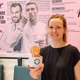 Mitarbeiterin Mareike Hoffmann im frisch eröffneten „Ice Cream United“. Die Eisdiele ist ein gemeinsames Projekt von den Fußball-Weltmeistern Kevin Großkreutz und Lukas Podolski.